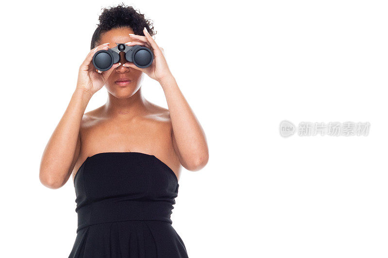 一个人/正面视图/腰部以上的20-29岁的成年美丽的非洲裔/非洲裔女性/年轻女性穿着衣服/凉爽的态度，谁是搜索和拿着双筒望远镜与副本空间/发现